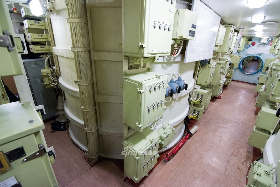 Giống như mọi tàu ngầm được Liên Xô và Nga thiết kế trước đây, không gian bên trong tàu ngầm của Nga khá rộng rãi. Nguồn ảnh: Sina.