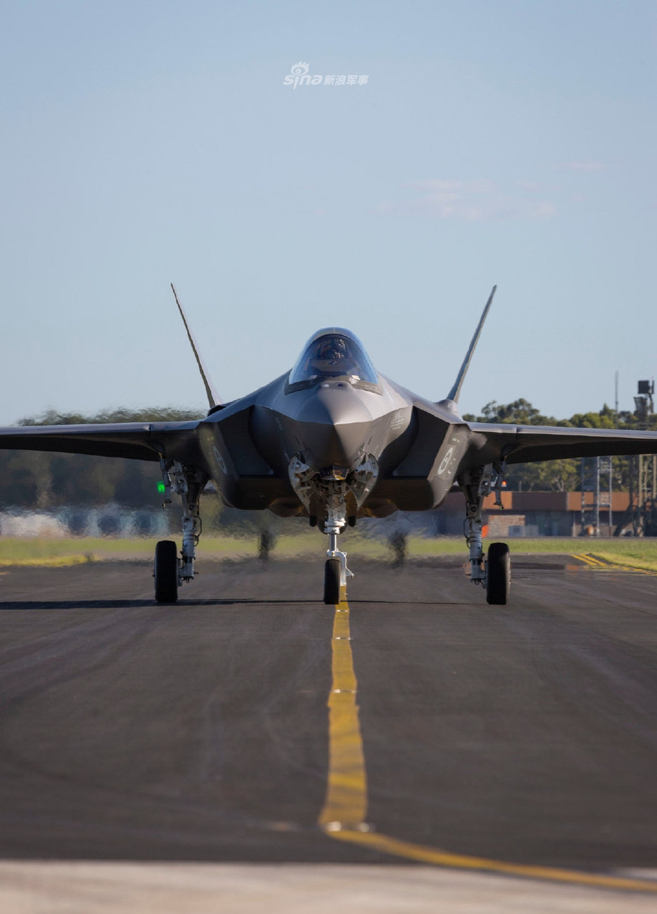 Với số lượng 60 chiếc tiêm kích F-35A còn lại trong đơn đặt hàng, không quân Australia có lẽ sẽ phải chờ từ 4 tới 6 năm nữa trước khi có được đầy đủ các tiêm kích F-35A đã đặt hàng từ Mỹ. Nguồn ảnh: Sina.