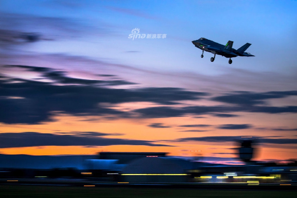 Năm 2012, chính phủ Australia đã tuyên bố họ quyết định dành ra 17 tỷ USD để mua tổng cộng 72 chiến đấu cơ F-35A nhằm tăng cường khả năng phòng vệ cho không quân nước này. Nguồn ảnh: Sina.