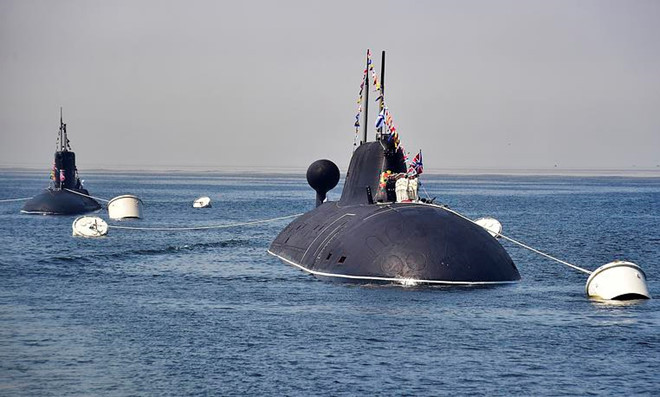 Cũng theo giáo sư, ông Kim Jong-un có thể nối gót cha đến thăm các nhà máy sản xuất thực phẩm địa phương, đặc biệt là nhà máy bánh mì. Trong ảnh, tàu ngầm Ust Kamchatsk và Kuzbass thuộc Hạm đội Thái Bình Dương của Nga. Ảnh: TASS.