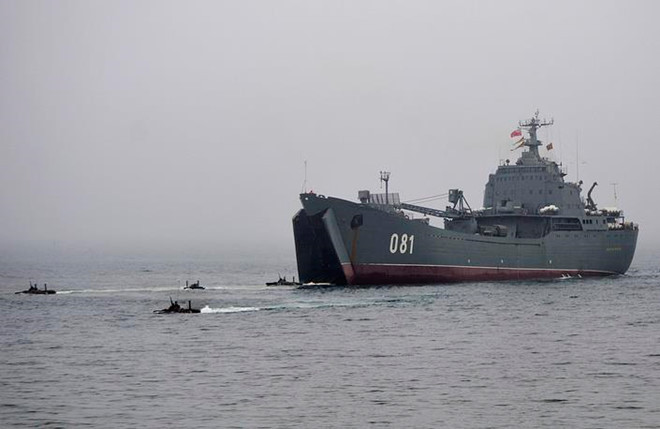 Hạm đội Thái Bình Dương của Nga sẽ kỷ niệm 288 năm thành lập vào ngày 21/5 tới. Hạm đội được thành lập vào năm 1731 như một phần của Hải quân Đế quốc Nga. Nó được biết đến với tên gọi Đội quân Okshotsk trong giai đoạn 1731-1856 và Đội quân Siberia giai đoạn từ 1856-1918. Hạm đội được thành lập để bảo vệ lợi ích của Nga ở vùng Viễn Đông, dọc theo bờ biển Thái Bình Dương. Trụ sở của Hạm đội Thái Bình Dương được đặt tại Vladivostok. Hạm đội gồm 55 tàu chiến và 21 tàu ngầm. Tàu tuần dương tên lửa dẫn đường của Nga Varyag là tàu hàng đầu của hạm đội Thái Bình Dương của Nga. Trong ảnh, lính hải quân Nga đổ bộ đường biển từ tàu đổ bộ thuộc dự án 1171 Nikolai Vilkov. Ảnh: TASS.