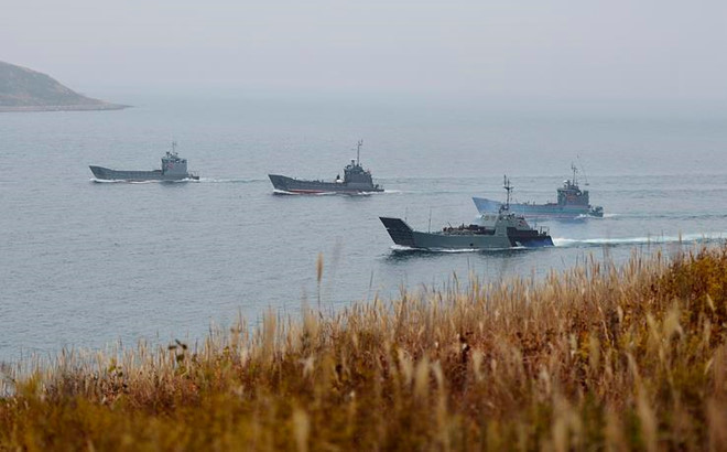 Theo các nguồn tin khác, nhà lãnh đạo Triều Tiên cũng có thể gặp gỡ các sinh viên hoặc nhà nghiên cứu Triều Tiên đang sinh sống ở Vladivostok. Trong ảnh, các tàu đổ bộ tham gia tập trận quân sự do các trung đoàn hàng hải của Hạm đội Thái Bình Dương Nga thực hiện. Ảnh: TASS.