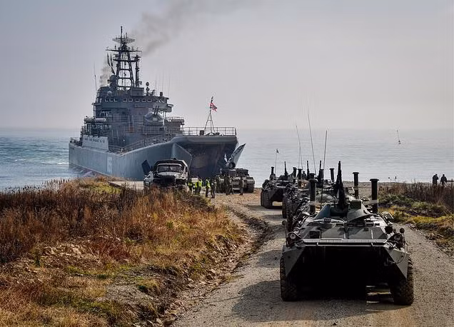 Năm 2002, trước thềm cuộc gặp với Tổng thống Nga Vladimir Putin, Cựu lãnh đạo tối cao CHDCND Triều Tiên Kim Jong Il đã mua hàng chục chiếc bánh ngọt tại một tiệm bánh. Trong ảnh, các xe bọc thép chở quân BTR-80 đổ bộ từ tàu đổ bộ cỡ lớn Đô đốc Nevelskoy. Ảnh: TASS.