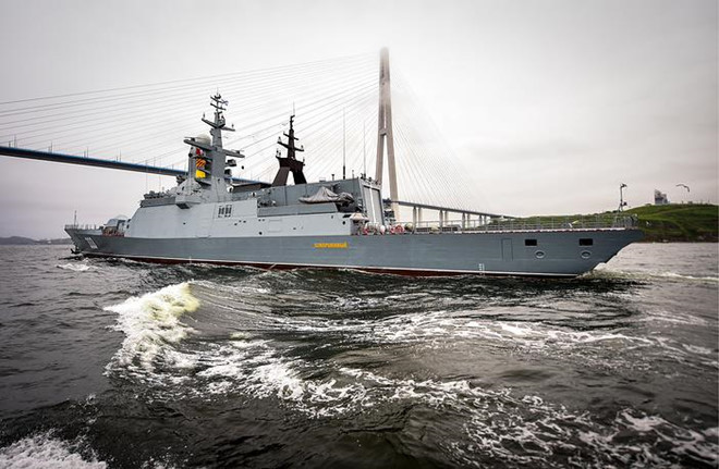 Trong chuyến thăm Vladivostok, ông Kim Jong Un có thể đến thăm trụ sở Hạm đội Thái Bình Dương, Thủy cung Viễn Đông và các nhà máy địa phương. "Triều Tiên sẽ chọn hướng đi theo cách nhấn mạnh tầm quan trọng của chuyến thăm của ông Kim tới Nga trên các mặt trận chính trị, kinh tế và văn hóa", Kim Yong Hyun, giáo sư Đại học Dongguk (Seoul), nói trong cuộc phỏng vấn với Yonhap, đồng thời cho biết rất có thể lịch trình chính xác của Chủ tịch Kim Jong-un sẽ được xác định sau khi ông đến thành phố. Trong ảnh, tàu hộ tống trên bờ biển Thái Bình Dương. Ảnh: TASS.