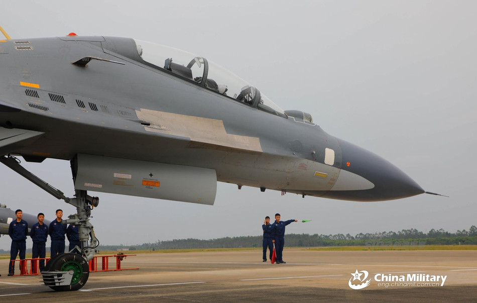 Cũng theo các nguồn tin này, Su-30MKI còn được coi là chiến đấu cơ "giá rẻ" hơn nhiều so với Su-30MKK khi loại chiến đấu cơ này có giá chỉ 50 triệu USD trong khi đó, Su-30MKK sau khi nâng cấp có giá lên tới 62 triệu USD. Nguồn ảnh: Sina.