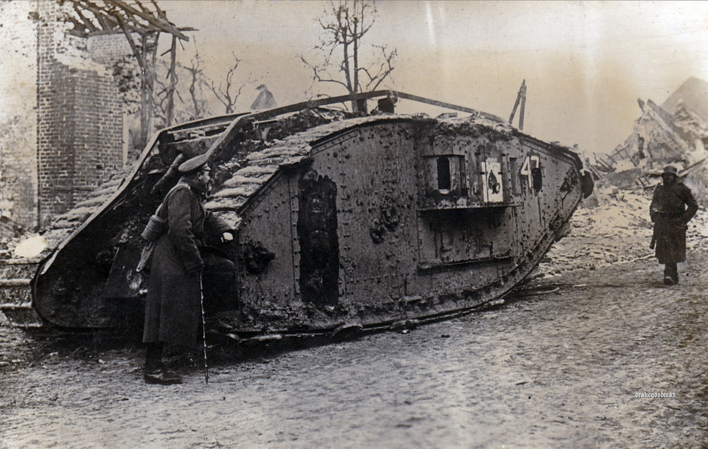 Một chi tiết khá đáng để tâm đến trong thời kỳ đầu của xe tăng này đó là nạn... phân biệt giới tính trong đội ngũ các kỹ sư thiết kế xe tăng. Theo đó, xe tăng được ấn định "giới tính" đực và cái riêng biệt phụ thuộc vào... loại hoả lực mà nó mang theo. Nguồn ảnh: Warhistory.