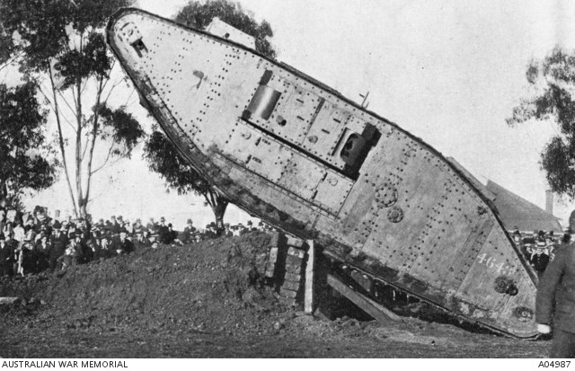 Tất nhiên là người Đức đã nhầm và khi những "thùng chứa nước có gắn pháo" được lăn ra chiến trường lần đầu tiên vào năm 1916, quân Đức trên mọi mặt trận đã thất kinh và tình báo Đức thật sự không hiểu được dự án này từ đầu mà ra. Nguồn ảnh: Warhistory.