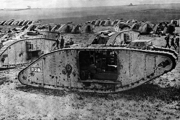 Thuật ngữ "tank" - dịch ra tiếng việt là "tăng" sau đó đã được sử dụng để ám chỉ mọi loại phương tiện bọc thép sử dụng hoả lực cỡ lớn có khả năng tự hành ra đời sau này. Dù rằng thiết kế của xe tăng sau này không hề có một điểm chung nào với... thùng chứa nước như thời Chiến tranh Thế giới thứ nhất cả. Nguồn ảnh: Warhistory.