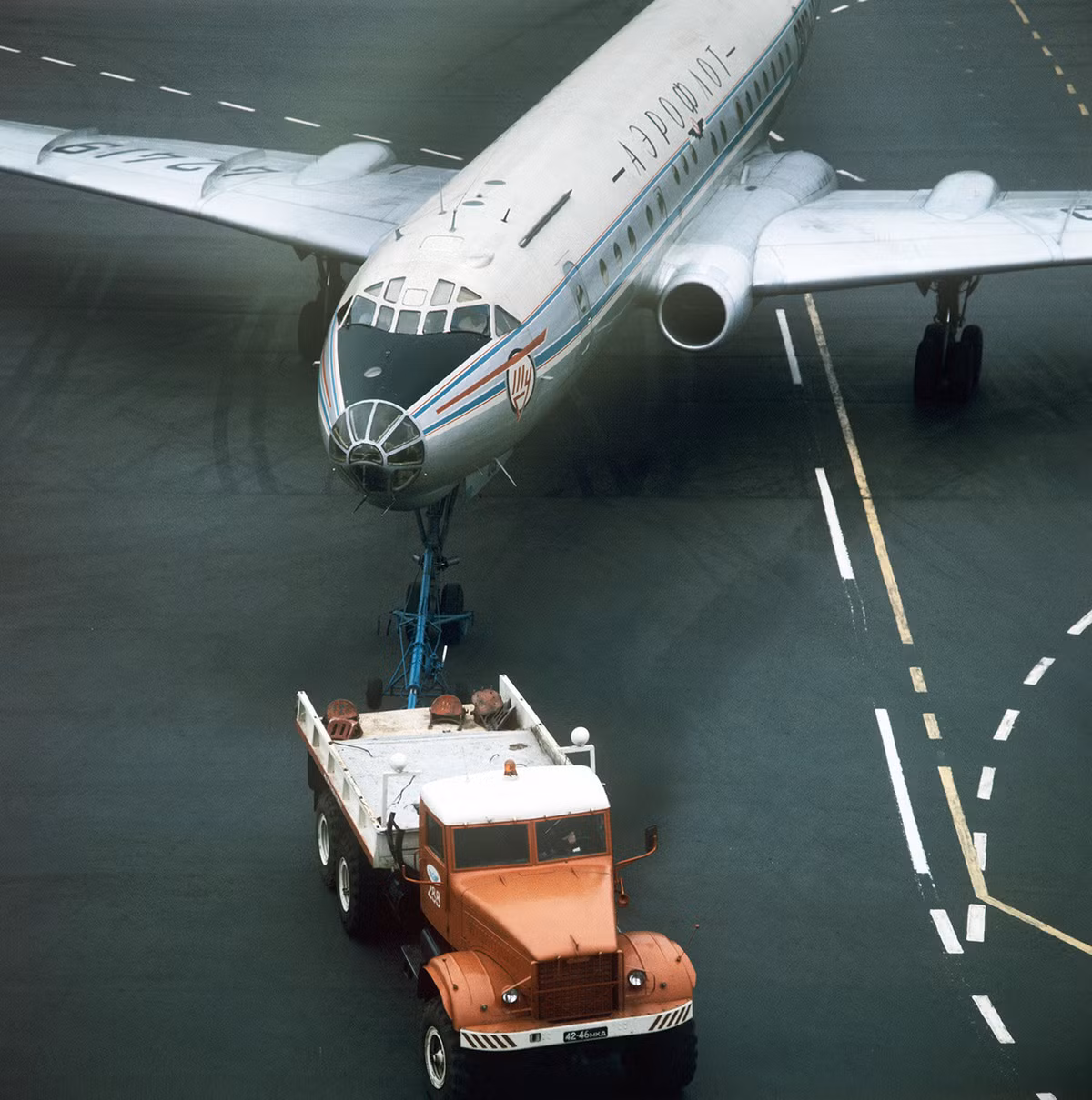 Trải qua thời gian, Tu-104 đã dần đạt được danh hiệu... máy bay hành khách nguy hiểm nhất Liên Xô. Tổng cộng có 201 chiếc Tu-104 mọi phiên bản được sản xuất, trong đó có 37 chiếc bị tai nạn, 137 hành khách và dân thường dưới mặt đất thiệt mạng vì Tu-104. Nguồn ảnh: Rnbe.