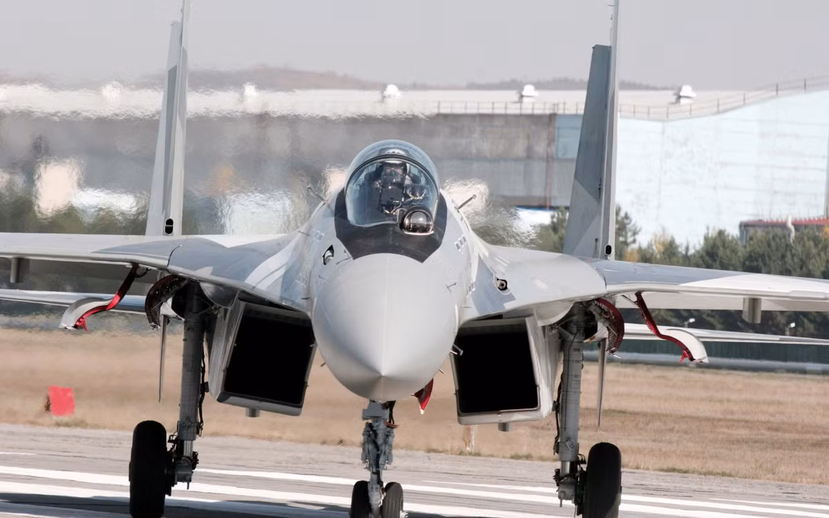 Tuy nhiên tới cuối năm, sau sự can thiệp của chính phủ Nga, Rosoboronexport đã giảm bớt số lượng tối thiểu các chiến đấu cơ Su-35 trong hợp đồng bán cho Trung Quốc, giảm xuống còn 24 chiếc. Nguồn tin: Forces.