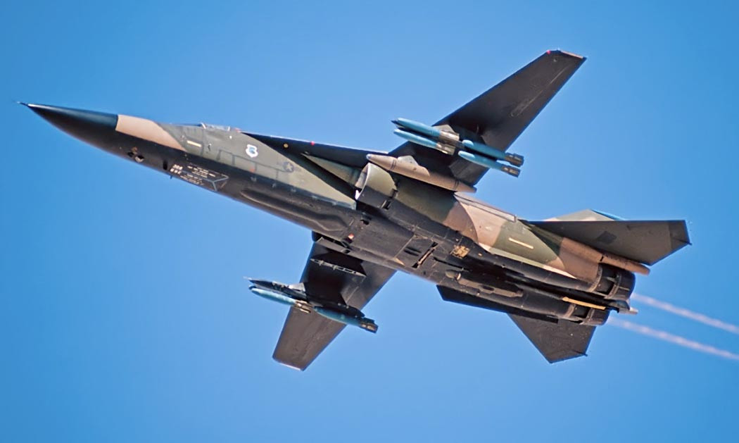 Với kiểu thiết kế cánh cụp cánh xoè, F-111 có khả năng cất cánh với trọng lượng tối đa lên tới 45 tấn, tốc độ tối đa lên tới Mach 2,5 và nó mang theo được tối đa 14.000 kg bom trong đó bao gồm loại tên lửa không đối đất AGM-69 SRAM hoặc bom B61, B43 cùng nhiều loại bom thông thường khác. Nguồn ảnh: Individual.