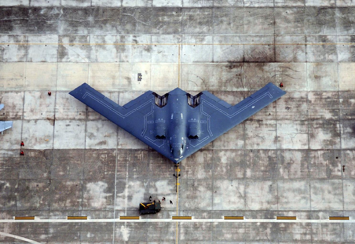 Mới nhất trong Không quân Mỹ hiện nay là máy bay ném bom chiến lược B-2 Spirit. Loại máy bay ném bom không cánh đuôi độc nhất vô nhị này được Không quân Mỹ đưa vào sử dụng từ năm 1989 và được sản xuất hàng loạt kể từ năm 1997. Nguồn ảnh: Individual.