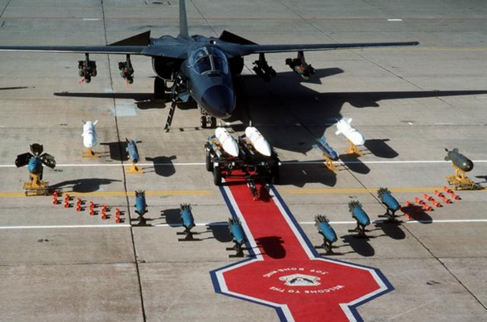 Ra đời từ năm 1964 và phục vụ quân đội Mỹ tới cuối thế kỷ 20, loại máy bay ném bom F-111 được coi là loại máy bay ném bom chiến lược đầu tiên sử dụng thiết kế cánh cụp cánh xoè phục vụ không quân nước này. Nguồn ảnh: Individual.