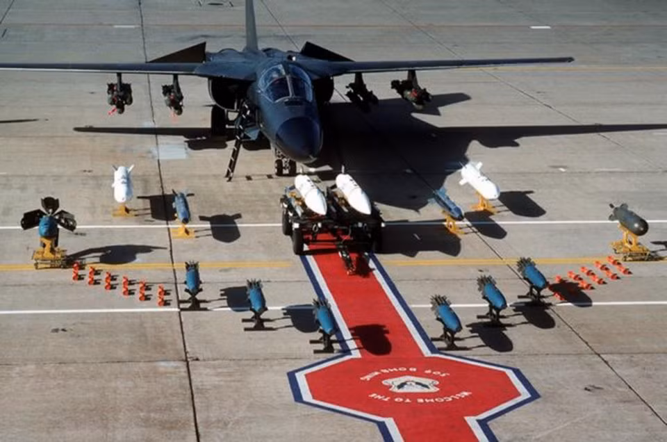 Ra đời từ năm 1964 và phục vụ quân đội Mỹ tới cuối thế kỷ 20, loại máy bay ném bom F-111 được coi là loại máy bay ném bom chiến lược đầu tiên sử dụng thiết kế cánh cụp cánh xoè phục vụ không quân nước này. Nguồn ảnh: Individual.