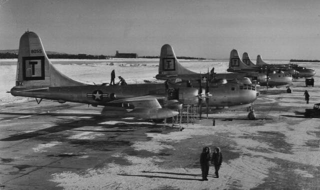 Được sản xuất trong thời gian từ năm 1947 tới năm 1953, tổng cộng đã có 370 máy bay ném bom B-50 được cho ra đời. Loại máy bay này có khả năng mang theo tối đa tới 9100 kg bom các loại. Tuy nhiên tới năm 1950, loại máy bay này không còn được sử dụng vào nhiệm vụ ném bom hạt nhân mà thay vào đó chỉ thực hiện nhiệm vụ tiếp liệu trên không. Nguồn ảnh: Individual.