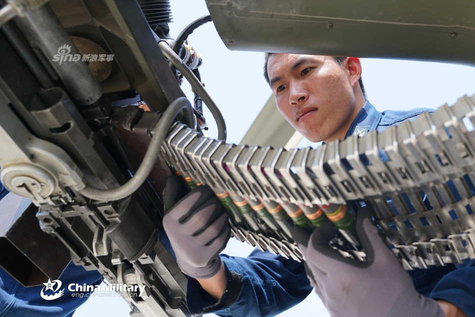 Ra đời từ năm 1987 tới nay, trực thăng hạng trung đa dụng Harbin Z-9 đang được Quân đội Trung Quốc và nhiều nước khác trên thế giới sử dụng với số lượng lớn. Nguồn ảnh: Sina.