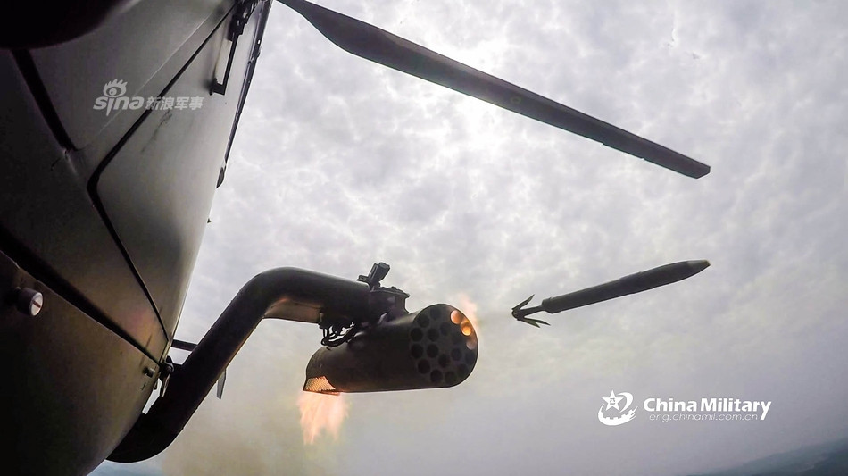 Ngoài ra, trực thăng Z-9 Harbin còn có khả năng mang theo giá treo vũ khí, cho phép nó mang theo được những loại pháo phản lực. Nguồn ảnh: Sina.
