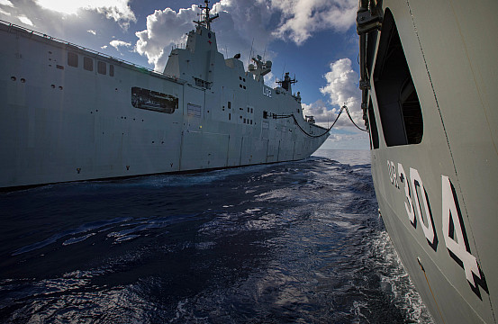 Các tàu hậu cần cùng tàu sân bay hạng nhẹ của Hải quân Hoàng gia Australia thực hiện tiếp tế hàng hoá trên biển, cách thức thực hiện vẫn giống hệt với cách thức của hải quân Mỹ đó là nối dây ròng rọc - một cách thức ra đời và tồn tại suốt từ trước Chiến tranh Thế giới thứ hai tới tận ngày nay. Nguồn ảnh: Sina.