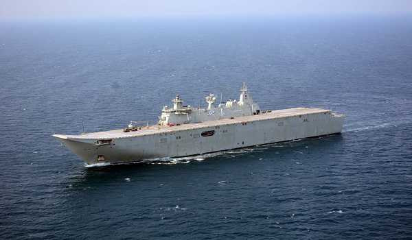 Tàu sân bay của Hải quân Hoàng gia Australia tham gia cuộc tập trận chung này là tàu sân bay HMAS Canberra. Đây là tàu sân bay thứ hai của nước này được đóng theo lớp Canberra với khả năng mang theo tối đa tới 18 trực thăng. Nguồn ảnh: Sina.
