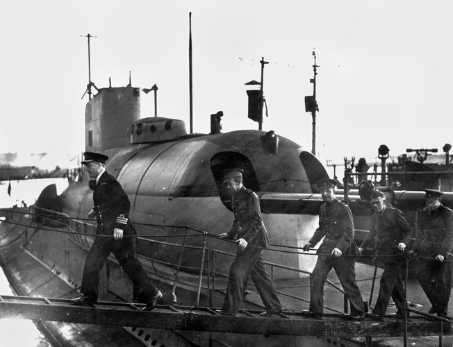 Đêm 18 rạng sáng 19/2/1942, tàu ngầm Surcouf chìm không rõ tung tích ngoài khơi vùng biển Caribean. Nhiều nguyên nhân đã được phỏng đoán trong đó có nguyên nhân đáng tin cậy nhất được cho là Surcouf đã va chạm với một tàu hàng của Mỹ, trong nỗ lực cứu tàu toàn bộ thuỷ thủ đã chìm theo con tàu xấu số này. Nguồn ảnh: Warhistoryonline.