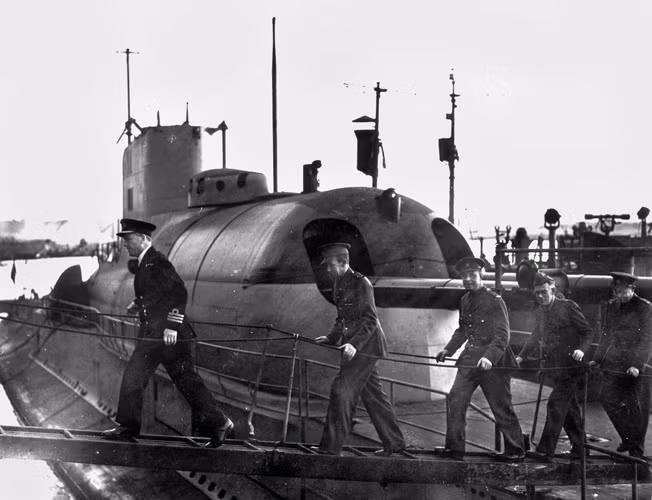 Đêm 18 rạng sáng 19/2/1942, tàu ngầm Surcouf chìm không rõ tung tích ngoài khơi vùng biển Caribean. Nhiều nguyên nhân đã được phỏng đoán trong đó có nguyên nhân đáng tin cậy nhất được cho là Surcouf đã va chạm với một tàu hàng của Mỹ, trong nỗ lực cứu tàu toàn bộ thuỷ thủ đã chìm theo con tàu xấu số này. Nguồn ảnh: Warhistoryonline.