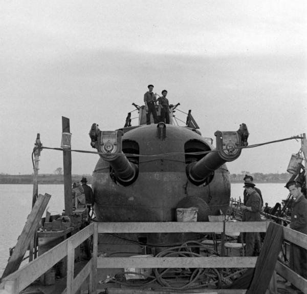 Loại pháo này được Hải quân Pháp thiết kế từ năm 1924, có sơ tốc đầu nòng tối đa 850 mét và tầm bắn tối đa lên tới 31 km. Vào thời điểm mà tên lửa chưa ra đời, tầm bắn này là cực kỳ xa, đủ giúp Surcouf đối đầu với nhiều loại tàu chiến, khu trục hạm cỡ nhỏ cùng đời. Nguồn ảnh: Warhistoryonline.