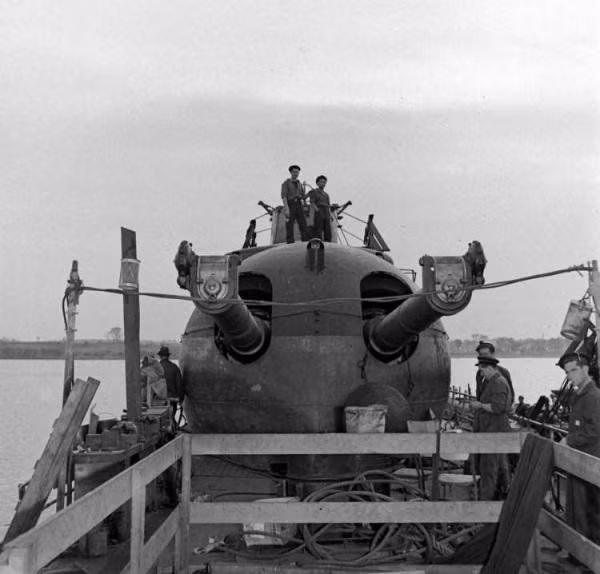 Loại pháo này được Hải quân Pháp thiết kế từ năm 1924, có sơ tốc đầu nòng tối đa 850 mét và tầm bắn tối đa lên tới 31 km. Vào thời điểm mà tên lửa chưa ra đời, tầm bắn này là cực kỳ xa, đủ giúp Surcouf đối đầu với nhiều loại tàu chiến, khu trục hạm cỡ nhỏ cùng đời. Nguồn ảnh: Warhistoryonline.