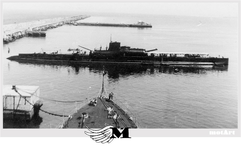 Cụ thể, Surcouf có 8 ống phóng lôi cỡ 550mm ở phía trước mũi. Tuy nhiên ở phía sau, 4 ống phóng lôi của nó lại có kích thước hoàn toàn khác - chỉ 400mm. Nguồn ảnh: Warhistoryonline.