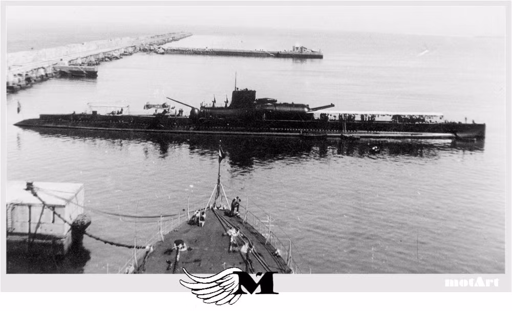 Cụ thể, Surcouf có 8 ống phóng lôi cỡ 550mm ở phía trước mũi. Tuy nhiên ở phía sau, 4 ống phóng lôi của nó lại có kích thước hoàn toàn khác - chỉ 400mm. Nguồn ảnh: Warhistoryonline.