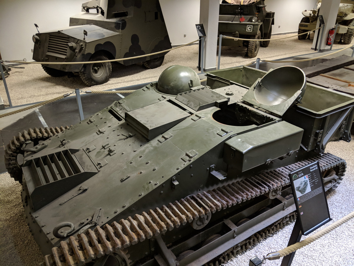 Xe được trang bị một động cơ cũng chỉ có sức mạnh ngang với động cơ xe hơi công suất 38 mã lực. Tầm hoạt động tối đa của Renauld UE Chenillette khoảng 100 km với bình nhiên liệu 56 lít. Nguồn ảnh: Historyonline.