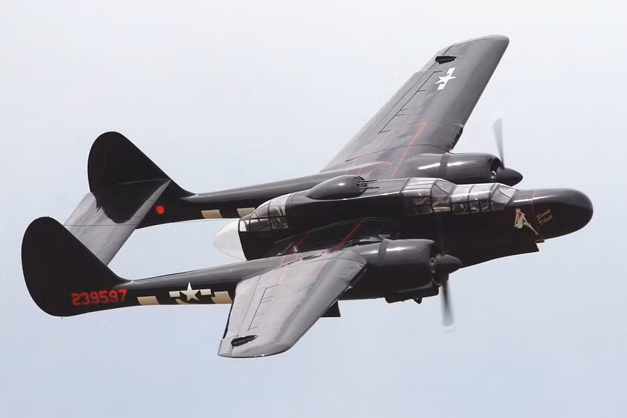 Điển hình là chiếc Northrop P-61 Black Window (Goá Phụ Đen) được ra đời vào giai đoạn cuối của Chiến tranh Thế giới thứ hai. Chiếc máy bay này được cho là chiếc tiêm kích đầu tiên của Mỹ được trang bị radar giúp nó có thể làm nhiệm vụ tiêm kích đánh đêm. Nguồn ảnh: Fotoreport.