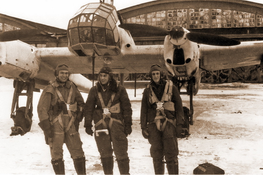 Kiểu dáng độc đáo của loại máy bay này thực tế lại phục vụ rất tốt cho nhiệm vụ trinh sát khi nó có buồng lái kính ở cả phía trước lẫn sau đuôi, tầm nhìn rất thoáng. Nguồn ảnh: Fotoreport.