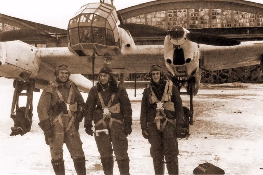 Kiểu dáng độc đáo của loại máy bay này thực tế lại phục vụ rất tốt cho nhiệm vụ trinh sát khi nó có buồng lái kính ở cả phía trước lẫn sau đuôi, tầm nhìn rất thoáng. Nguồn ảnh: Fotoreport.