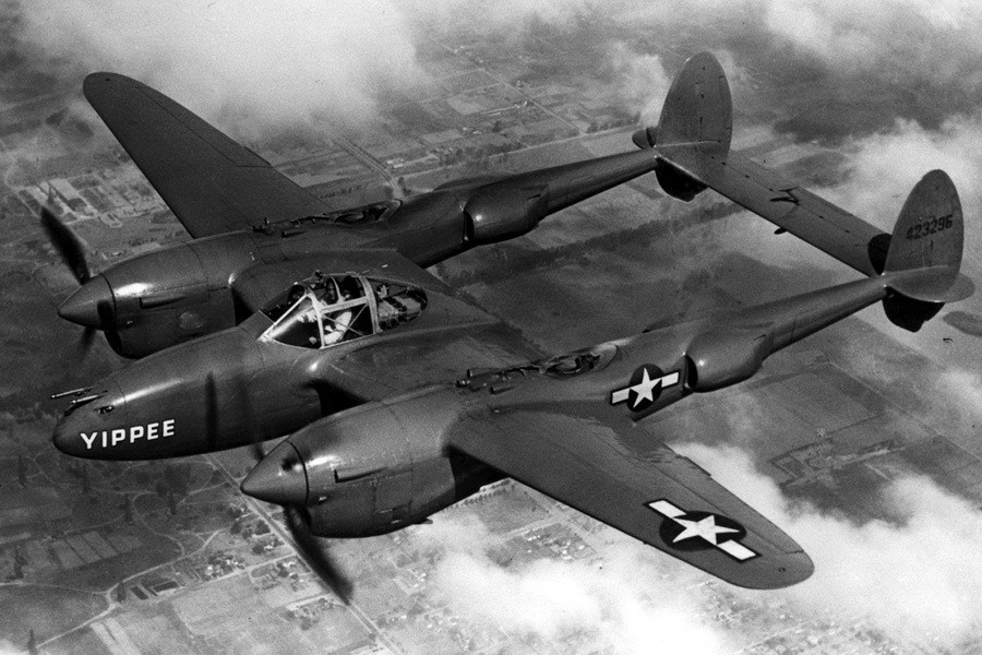 Nối tiếp sự thành công của các loại máy bay tiêm kích hạng nặng hai động cơ do Đức thiết kế, quân đội Mỹ cũng không đứng ngoài cuộc chơi với sự ra đời của Lockheed P-38 Lightning. Nguồn ảnh: Fotoreport.