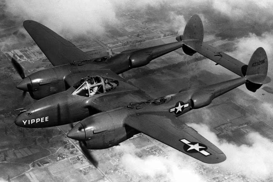 Nối tiếp sự thành công của các loại máy bay tiêm kích hạng nặng hai động cơ do Đức thiết kế, quân đội Mỹ cũng không đứng ngoài cuộc chơi với sự ra đời của Lockheed P-38 Lightning. Nguồn ảnh: Fotoreport.