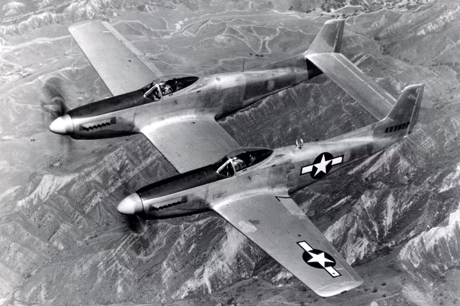 Độc đáo nhất trong danh sách này là F-82 Twin Mustang. Về cơ bản đây là hai chiếc tiêm kích Mustang được "ghép" lại với nhau theo đúng nghĩa đen, biến nó thành máy bay trinh sát tầm xa. Nguồn ảnh: Fotoreport.
