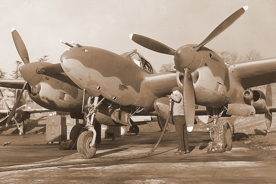 Tuy nhiên các kỹ sư Mỹ đã có phần thành công hơn các kỹ sư Đức khi thiết kế ra một chiếc máy bay hạng nặng có khả năng mang bom trọng tải lớn nhưng vẫn giữ được độ cơ động tương đối so với một chiếc tiêm kích. Nguồn ảnh: Fotoreport.