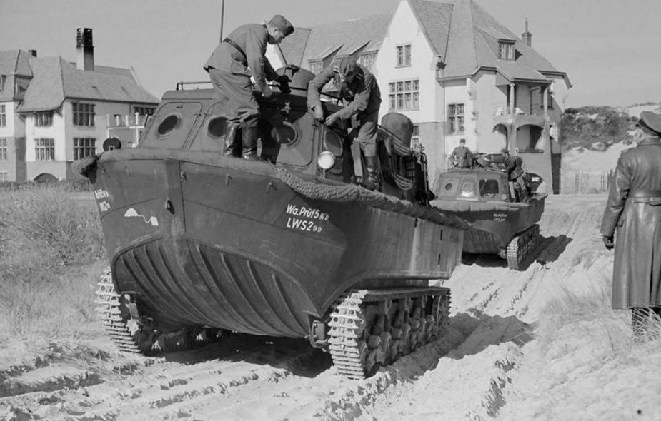 Thực tế, các phương tiện lưỡng cư kiểu như thế này đã ra đời từ Chiến tranh Thế giới thứ hai và có thể coi đây là những ca nô lội nước có khả năng di chuyển trên cạn. Nguồn ảnh: Armyrecog.