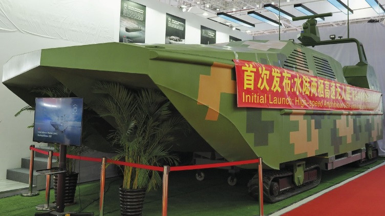 Theo các thông tin thiết kế ban đầu được hé lộ, phương tiện lưỡng cư Thằn Lằn Biển có chiều dài tổng cộng 12 mét, sử dụng động cơ diesel để cung cấp năng lượng và hệ thống bơm nước phản lực để di chuyển. Nguồn ảnh: QQ.