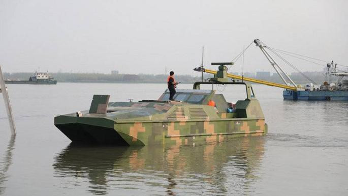 Điểm ngạc nhiên nhất của phương tiện này đó là nó có tốc độ lên tới 50 hải lý giờ - tương đương với 90 km/h. Đây là tốc độ di chuyển dưới nước nhanh hơn bất cứ loại phương tiện lưỡng cư hay phương tiện đổ bộ nào hiện tại. Nguồn ảnh: QQ.