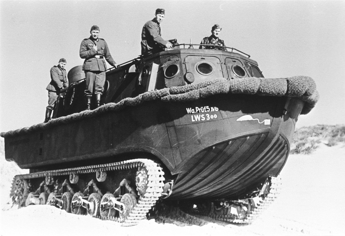 Tuy nhiên với sự phát triển của khoa học công nghệ sau này, các ca-nô lội nước được trang bị xích đã dần bị thay thế bằng các loại thiết giáp có khả năng lội nước - bù lại tốc độ của chúng lại cực chậm, chỉ khoảng từ 7 tới 10 hải lý/giờ - tương đương với khoảng 12 tới 16 km/h. Nguồn ảnh: Armyrecog.