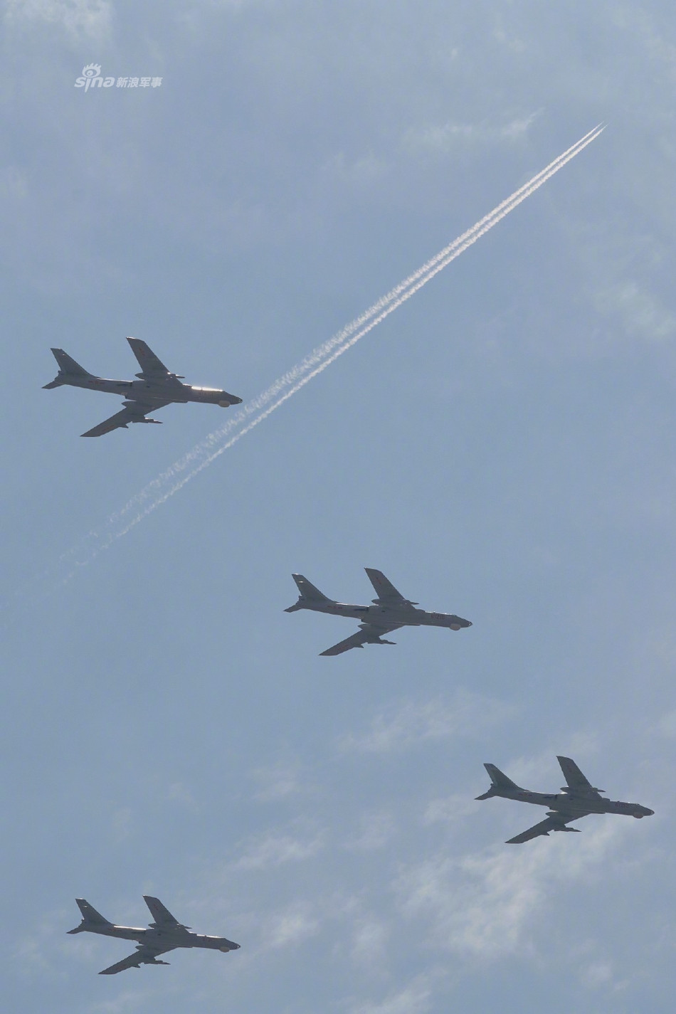 Hiện tại trong biên chế của Không quân Trung Quốc chỉ có đúng hai loại máy bay có thể triển khai được quả tên lửa nặng 2,5 tấn này. Một là máy bay ném bom chiến lược H-6 và hai là máy bay JH-7B. Nguồn ảnh: Sina.