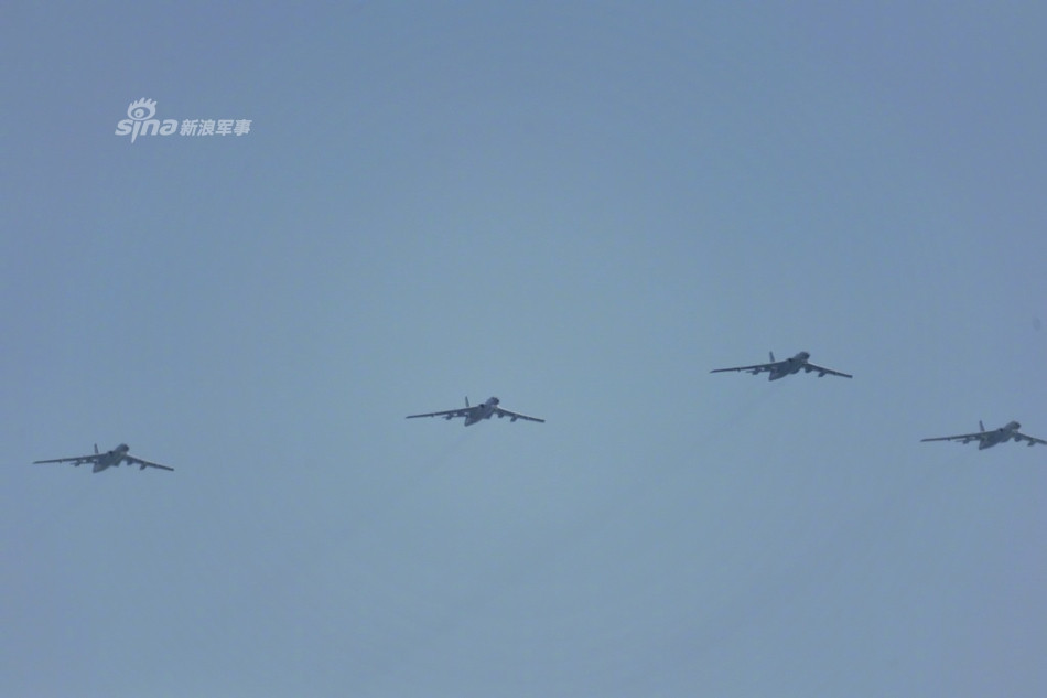 Tên lửa hành trình Ưng Kích 12 có trọng lượng tổng cộng 2,5 tấn, chiều dài 6,3 mét và đường kính 0,756 mét. Loại tên lửa này được cho là có khả năng mang theo đầu đạn có trọng lượng từ 205 tới 500 kg tuỳ phiên bản và tuỳ loại đầu đạn. Nguồn ảnh: Sina.