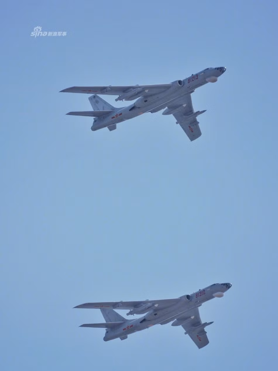 Với việc bay theo phi đội bốn chiếc cùng nhau - tương đương với sức mạnh chống hạm lên tới 8 quả tên lửa YJ-12, các máy bay H-6 của lực lượng này có thể dễ dàng hạ gục mọi loại tàu chiến cỡ lớn của đối phương kể cả tàu sân bay. Nguồn ảnh: Sina.