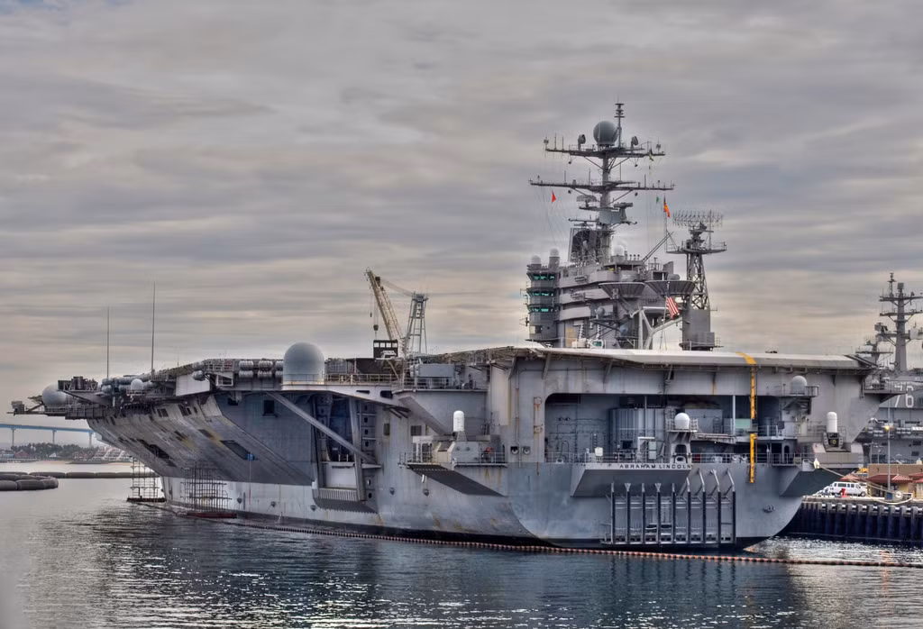 Hạm đội 6 - Hải quân Mỹ có phạm vi hoạt động bao gồm vùng biển châu Âu cho tới vùng biển phía Bắc nước Nga, bao trùm gần như toàn bộ vùng biển thuộc châu Phi trừ khu vực biển thuộc Somali và Vịnh Aden tiến vào Biển Đỏ (thuộc quản lý của Hạm đội 5 Hải quân). Nguồn ảnh: Statfor.