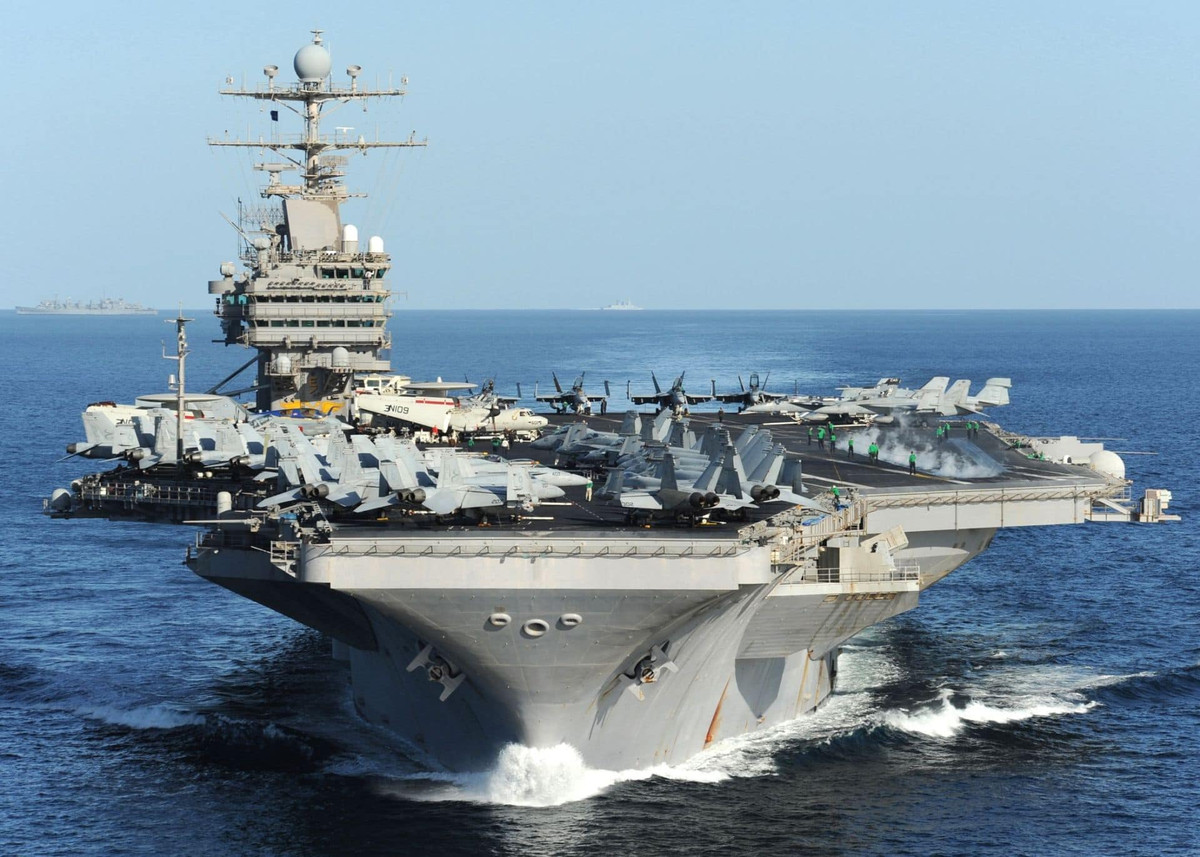 Trong hải trình tuần tra mới của Hạm đội 6, tàu sân bay USS Abraham Lincoln cùng các tàu hộ tống của nó sẽ thực hiện các màn huấn luyện bắn đạn thật trong thời gian thực hiện hải trình này. Nguồn ảnh: Statfor.