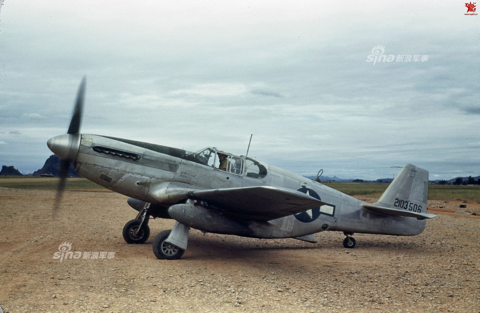 Để thực hiện các nhiệm vụ do thám, các tiêm kích P-51 thường được trang bị với thùng nhiên liệu phụ, giúp mở rộng tầm bay. Nguồn ảnh: Sina.