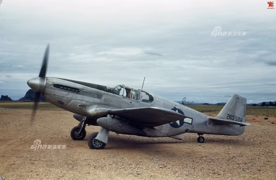 Để thực hiện các nhiệm vụ do thám, các tiêm kích P-51 thường được trang bị với thùng nhiên liệu phụ, giúp mở rộng tầm bay. Nguồn ảnh: Sina.