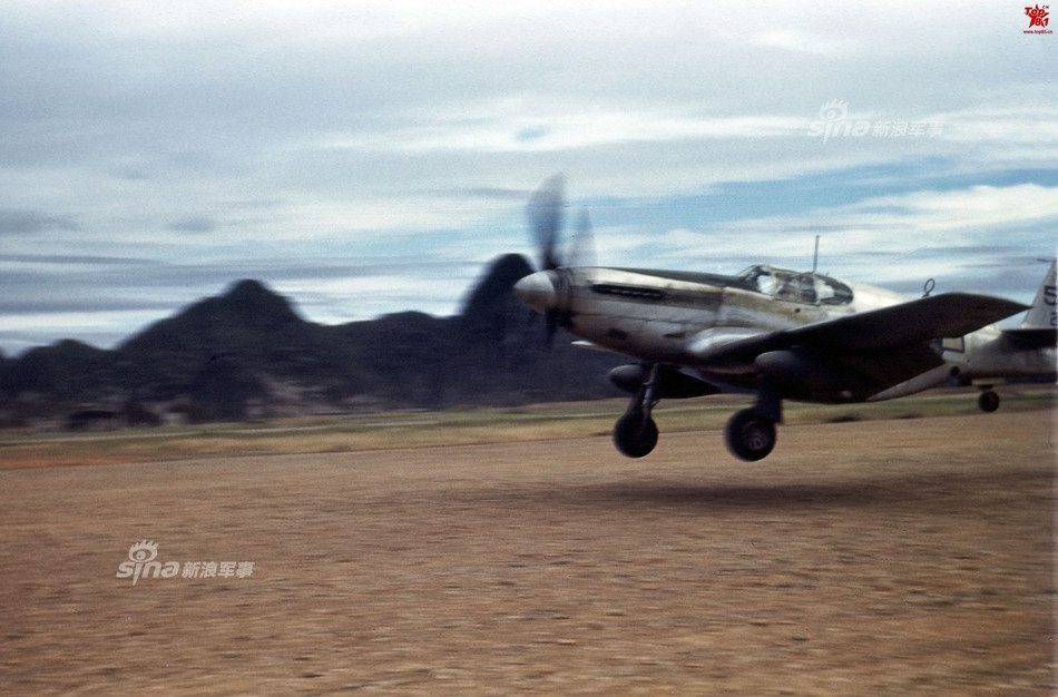 Toàn bộ sân bay Thành Công tới nay chỉ còn tàn tích duy nhất đó là đường băng cất cánh chính còn sót lại. Mọi cơ sở vật chất khác đã bị bỏ hoang và biến mất do sự bào mòn của thời gian. Nguồn ảnh: Sina.