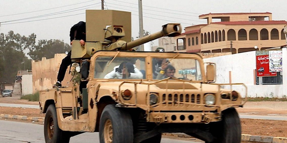 Mới đây, hình ảnh về một chiếc Humvee được trang bị pháo 90mm đã dậy sóng trên truyền thông. Chưa rõ lực lượng trong hình là lực lượng nào nhưng nỗ lực của họ xứng đáng được ghi nhận khi đã biến chiếc Humvee này trở thành pháo tự hành chống tăng. Nguồn ảnh: Twitter.